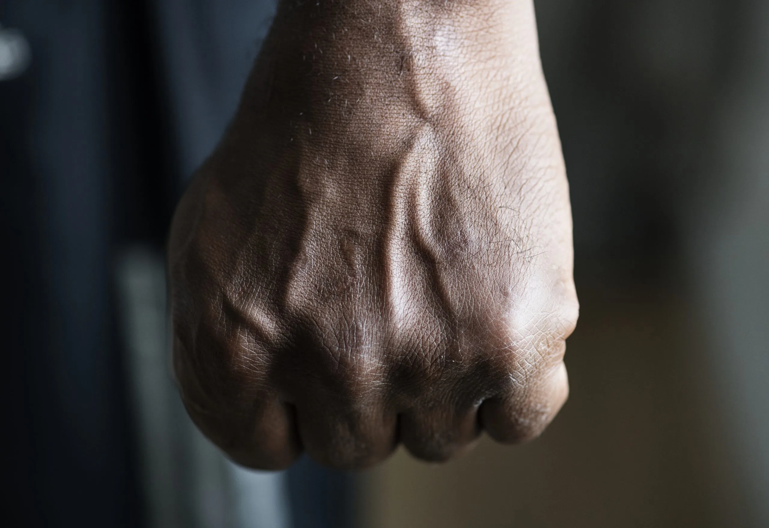 Main serrée en poing évoquant une agression, illustrant l’infraction de violences volontaires - analyse d’un avocat pénaliste à Paris.
