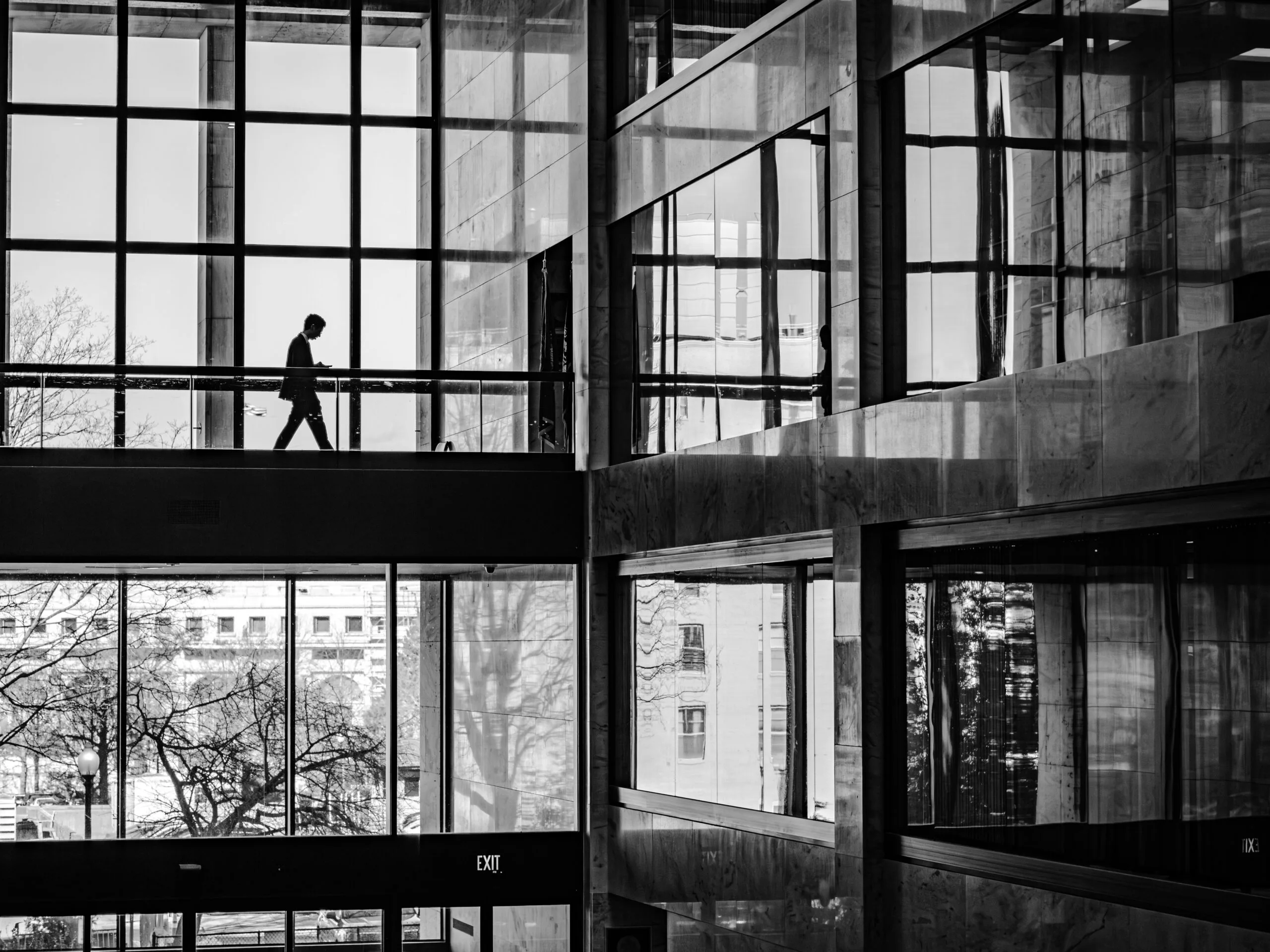 audition-libre-ombre-bâtiment Audition libre : convocation et défense pénale par un avocat à Paris.